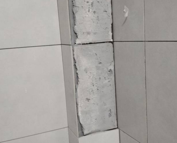 防城港市瓷砖空鼓维修公司分享下瓷砖施工前基层浇水润湿程度不足，可能导致以下问题